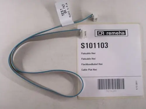 Flachbandkabel mit zwei Steckverbindern und einem Testaufkleber, auf einem weißen Untergrund mit einer Produktbezeichnung von Remeha.